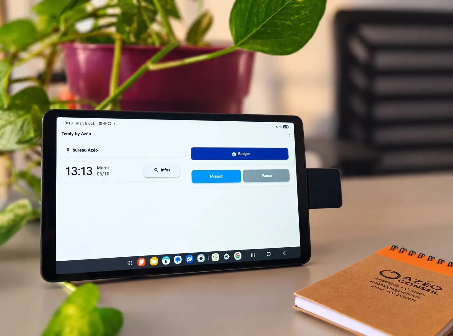 La tablette Temly by Azéo posée sur un bureau, équipée d’un lecteur de badge, prête pour le badgeage